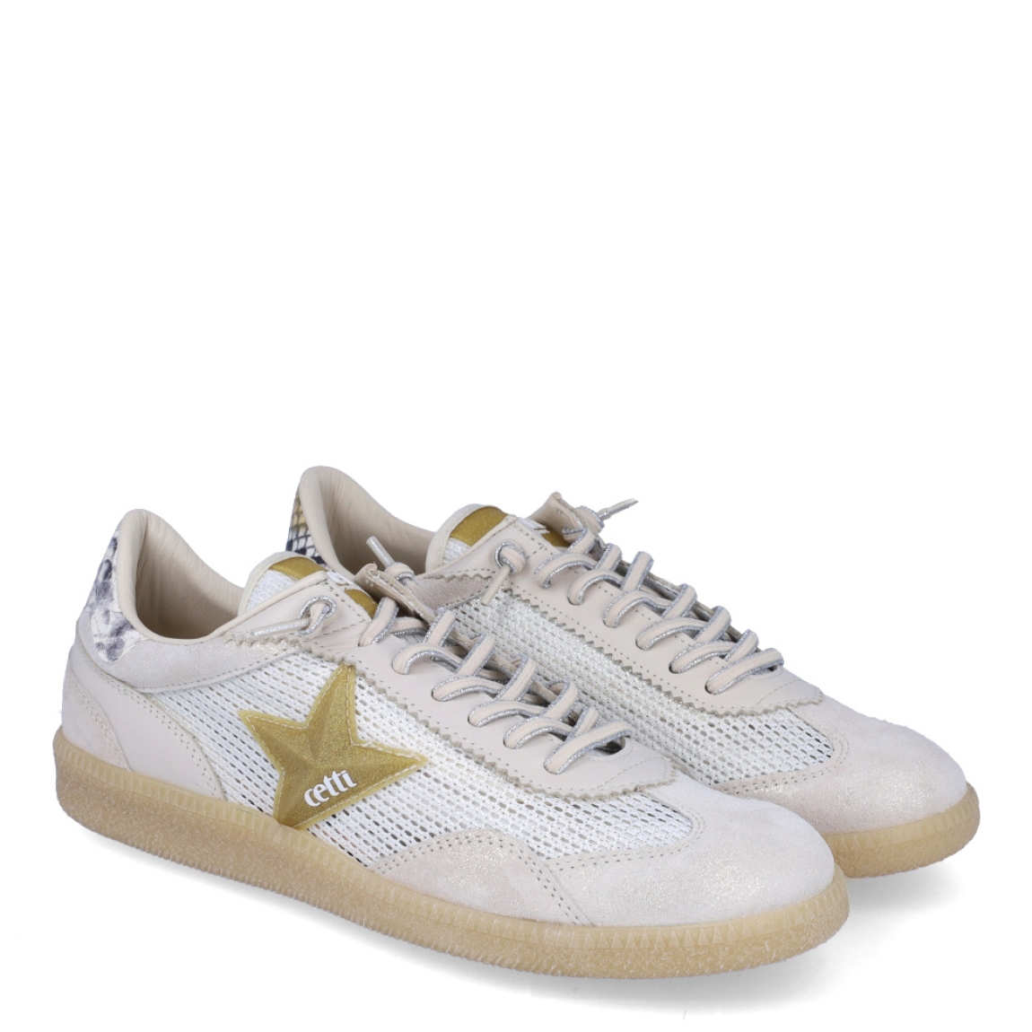 Deportiva clásica transpirable de la marca Cetti, modelo 138. Exterior de la deportiva en ante color beig detalle en rejilla. Interior de la deportiva de piel de color beig. Deportiva con cierre con cordones elásticos. Deportiva con suela plana de goma. Plantilla muy cómoda, acolchada para garantizar la máxima comodidad. La deportiva 138 de Cetti es una deportiva clásica, cómoda, básica y perfecta para ir cómodo cada día.