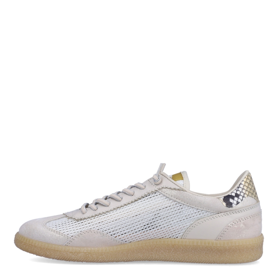 Deportiva clásica transpirable de la marca Cetti, modelo 138. Exterior de la deportiva en ante color beig detalle en rejilla. Interior de la deportiva de piel de color beig. Deportiva con cierre con cordones elásticos. Deportiva con suela plana de goma. Plantilla muy cómoda, acolchada para garantizar la máxima comodidad. La deportiva 138 de Cetti es una deportiva clásica, cómoda, básica y perfecta para ir cómodo cada día.