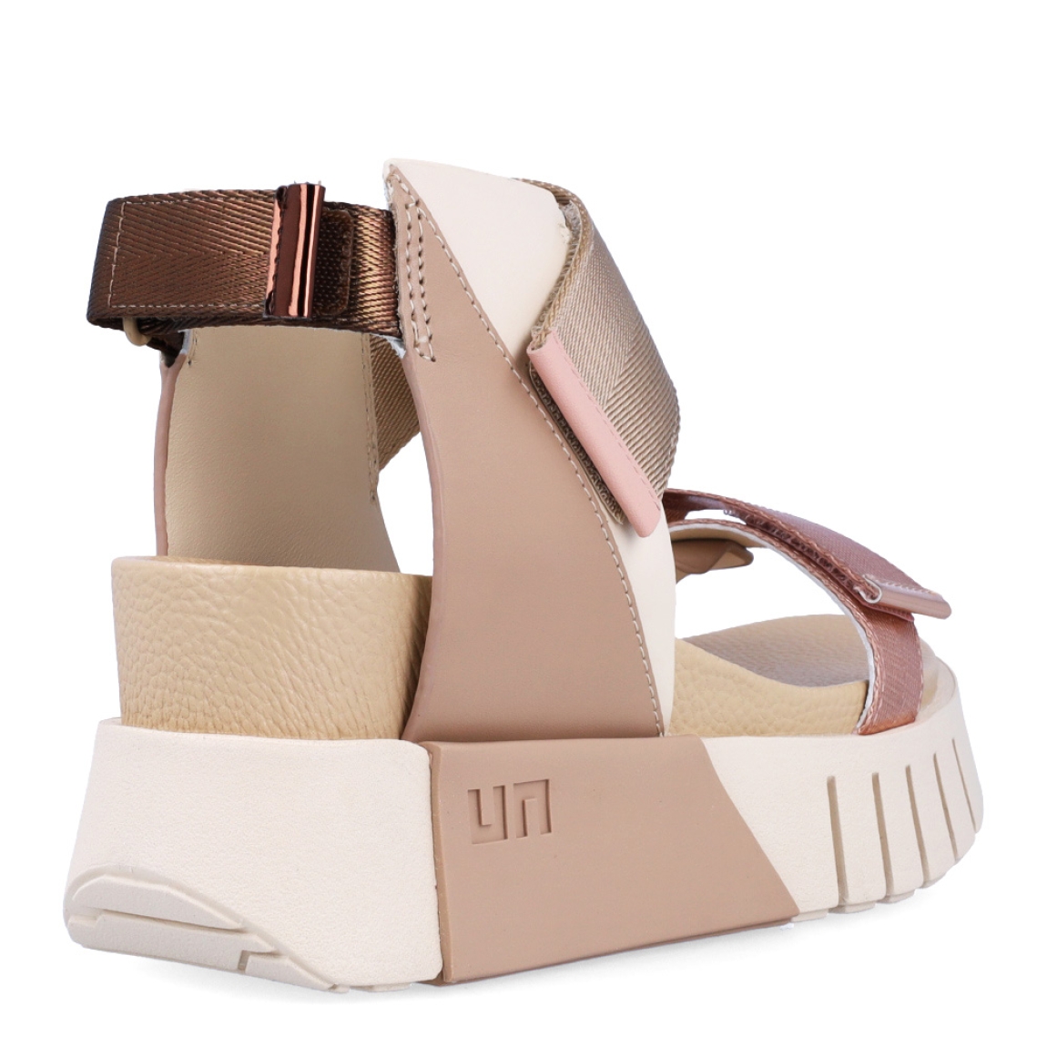 Sandalias de la marca United Nude, modelo Delta Run. Exterior de las sandalias en piel color beig. Interior de las sandalias de piel. Cierre de las sandalias con triple velcro de colores blanco, negro y dorado en el talón, pala y empeine respectivamente. Sandalias United Nude con cuña de 3cm de altura. Estas sandalias United Nude Delta Run tienen el estilo, diseño y comodidad que necesitas para destacarte en tu día a día.