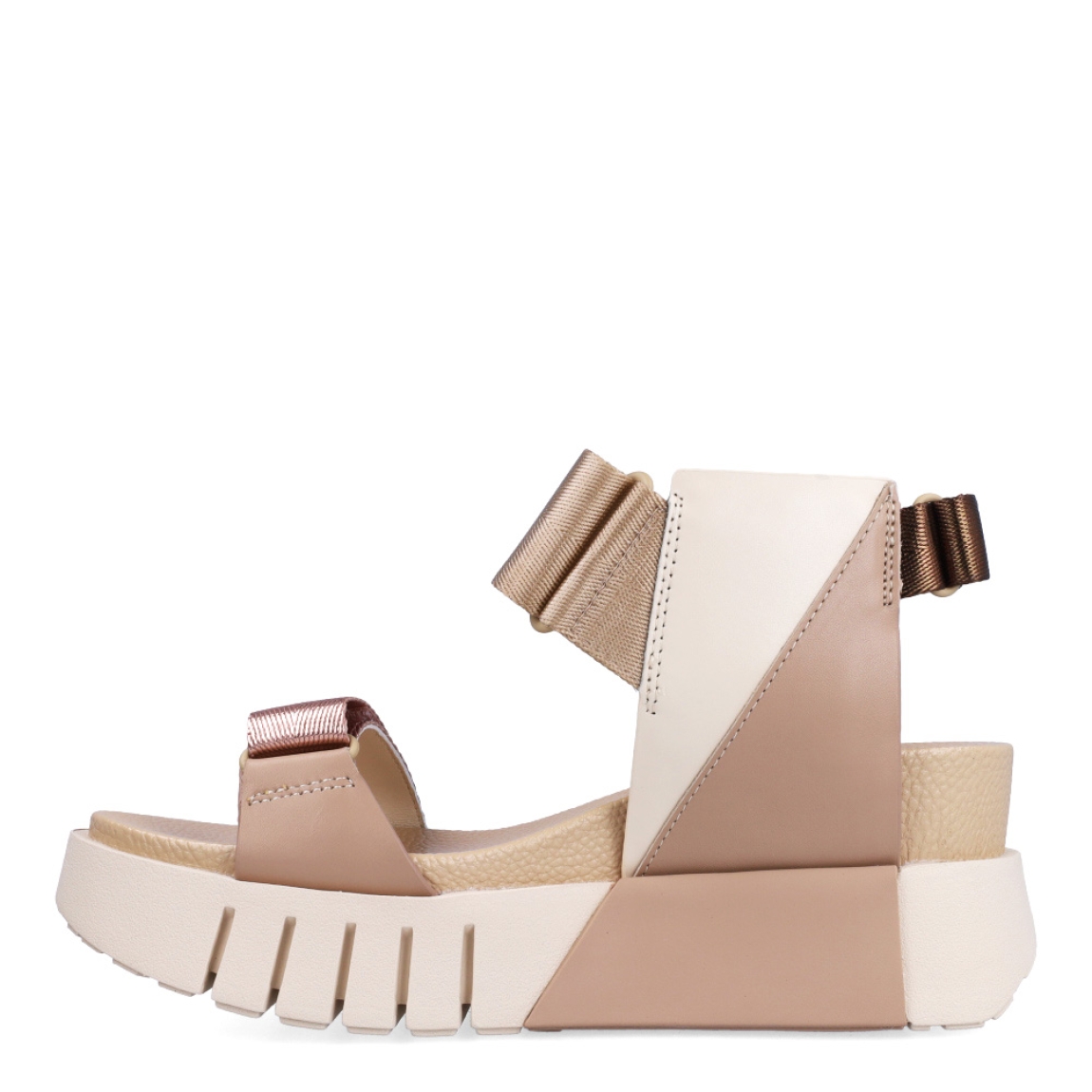Sandalias de la marca United Nude, modelo Delta Run. Exterior de las sandalias en piel color beig. Interior de las sandalias de piel. Cierre de las sandalias con triple velcro de colores blanco, negro y dorado en el talón, pala y empeine respectivamente. Sandalias United Nude con cuña de 3cm de altura. Estas sandalias United Nude Delta Run tienen el estilo, diseño y comodidad que necesitas para destacarte en tu día a día.