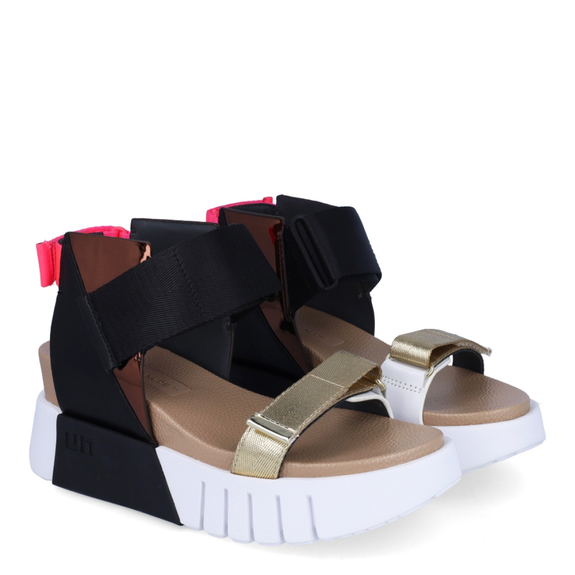 Sandalias de la marca United Nude, modelo Delta Run. Exterior de las sandalias en piel color negro y dorado. Interior en piel color nude. Cierre con triple velcro de colores dorado, negro y rosado en el talón, pala y empeine respectivamente. Sandalias United Nude con cuña de 3cm de altura. Estas sandalias United Nude Delta Run tienen el estilo, diseño y comodidad que necesitas para destacarte en tu día a día.