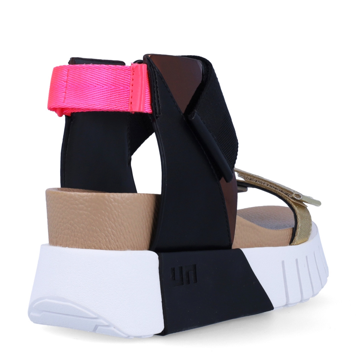 Sandalias de la marca United Nude, modelo Delta Run. Exterior de las sandalias en piel color negro y dorado. Interior en piel color nude. Cierre con triple velcro de colores dorado, negro y rosado en el talón, pala y empeine respectivamente. Sandalias United Nude con cuña de 3cm de altura. Estas sandalias United Nude Delta Run tienen el estilo, diseño y comodidad que necesitas para destacarte en tu día a día.