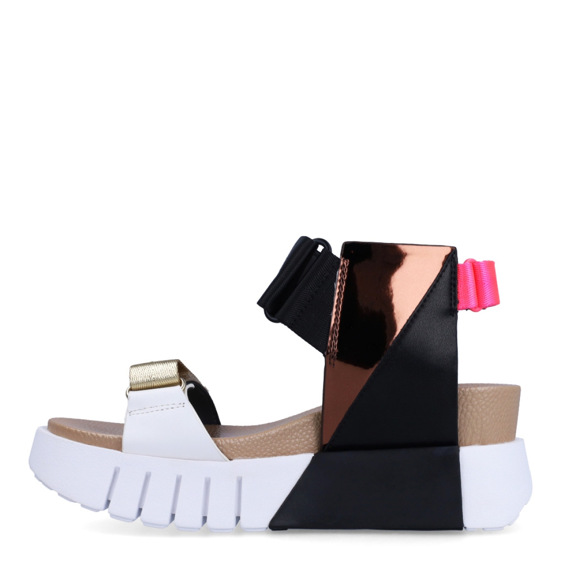 Sandalias de la marca United Nude, modelo Delta Run. Exterior de las sandalias en piel color negro y dorado. Interior en piel color nude. Cierre con triple velcro de colores dorado, negro y rosado en el talón, pala y empeine respectivamente. Sandalias United Nude con cuña de 3cm de altura. Estas sandalias United Nude Delta Run tienen el estilo, diseño y comodidad que necesitas para destacarte en tu día a día.