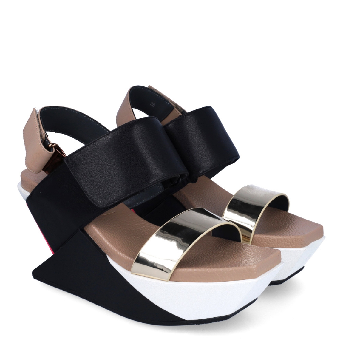 Sandalias de la marca United Nude, modelo Delta Wedge.Exterior de las sandalias en piel color negro con detalle en dorado en la parte de la pala y toque color rosa fluor. Interior de las sandalias de piel. Cierre de las sandalias United Nude con doble velcro, en el talón y en el empeine. Sandalias con cuña de 7cm de altura con plataforma delante de 4cm. Estas sandalias United Nude Delta Wedge tiene el diseño moderno y vanguardista, ideal para quienes buscan un estilo cómodo y original a la vez.