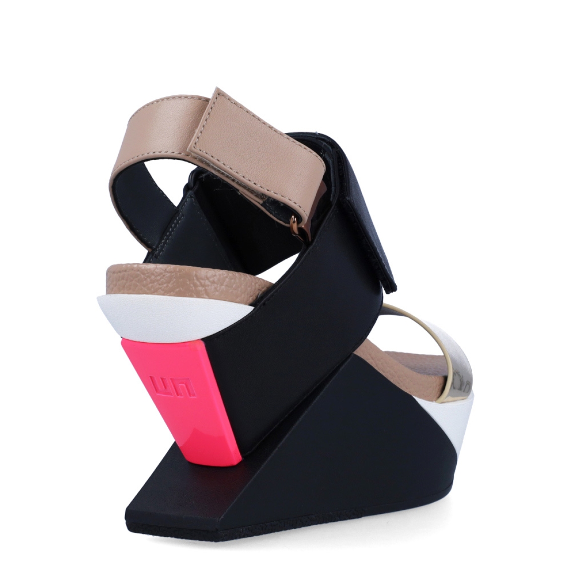 Sandalias de la marca United Nude, modelo Delta Wedge.Exterior de las sandalias en piel color negro con detalle en dorado en la parte de la pala y toque color rosa fluor. Interior de las sandalias de piel. Cierre de las sandalias United Nude con doble velcro, en el talón y en el empeine. Sandalias con cuña de 7cm de altura con plataforma delante de 4cm. Estas sandalias United Nude Delta Wedge tiene el diseño moderno y vanguardista, ideal para quienes buscan un estilo cómodo y original a la vez.