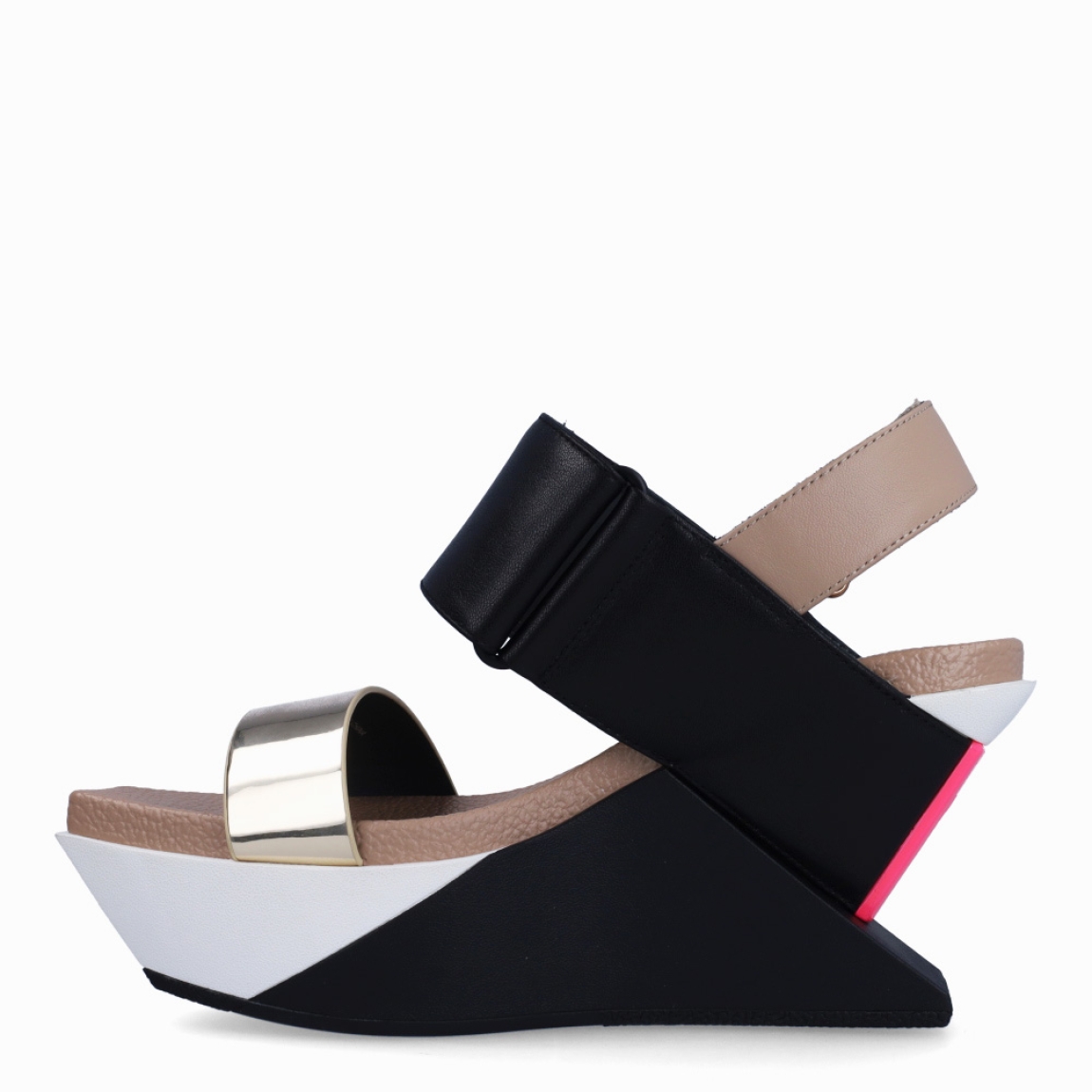 Sandalias de la marca United Nude, modelo Delta Wedge.Exterior de las sandalias en piel color negro con detalle en dorado en la parte de la pala y toque color rosa fluor. Interior de las sandalias de piel. Cierre de las sandalias United Nude con doble velcro, en el talón y en el empeine. Sandalias con cuña de 7cm de altura con plataforma delante de 4cm. Estas sandalias United Nude Delta Wedge tiene el diseño moderno y vanguardista, ideal para quienes buscan un estilo cómodo y original a la vez.
