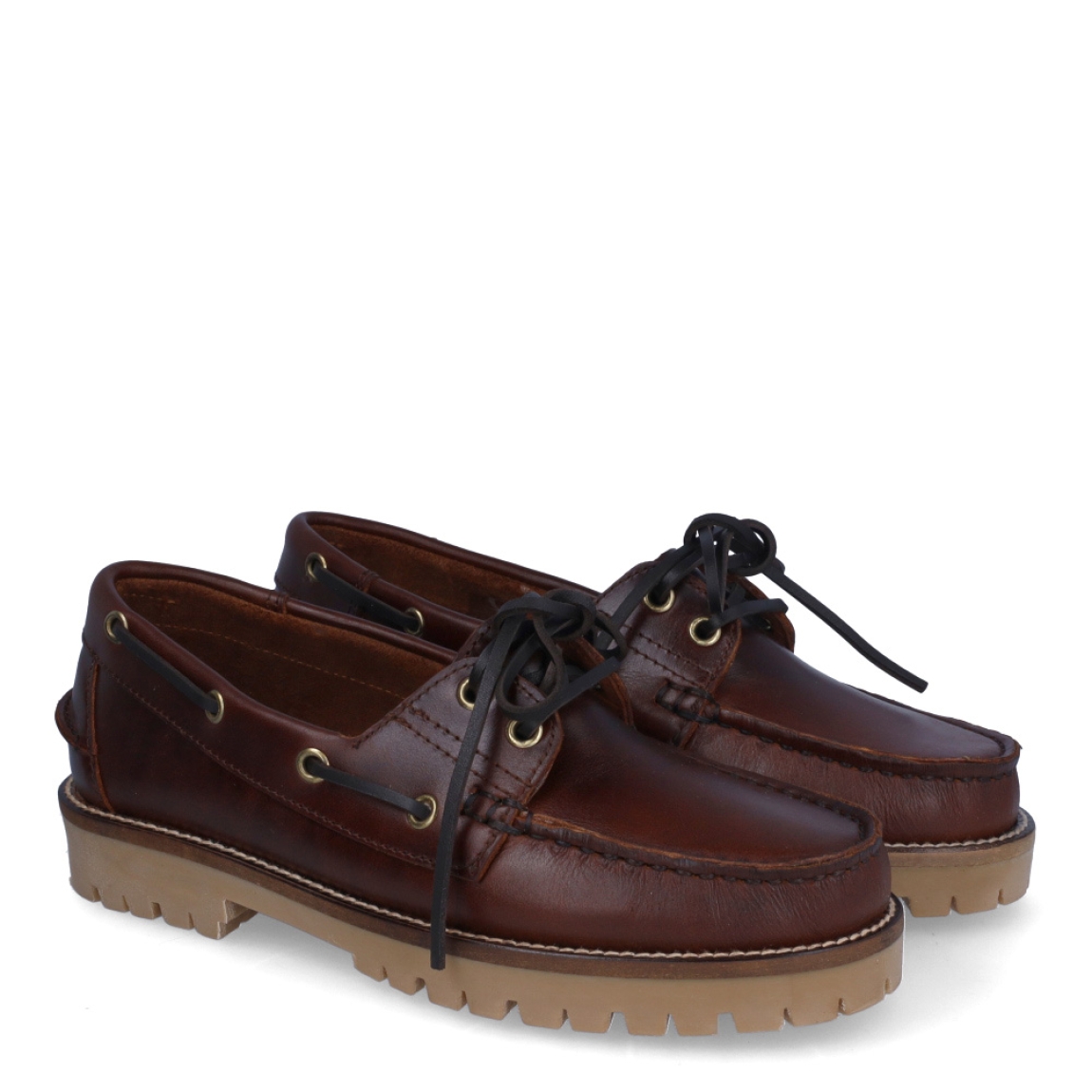 Naúticos de la marca Itse, modelo JACKSON. Exterior en piel color marrón con punta redonda. Interior en piel marrón. Cierre de náuticos con cordones y suela plana de goma. Estos náuticos Itse JACKSON, son un complemento clásico, ideal para crear diferentes looks!