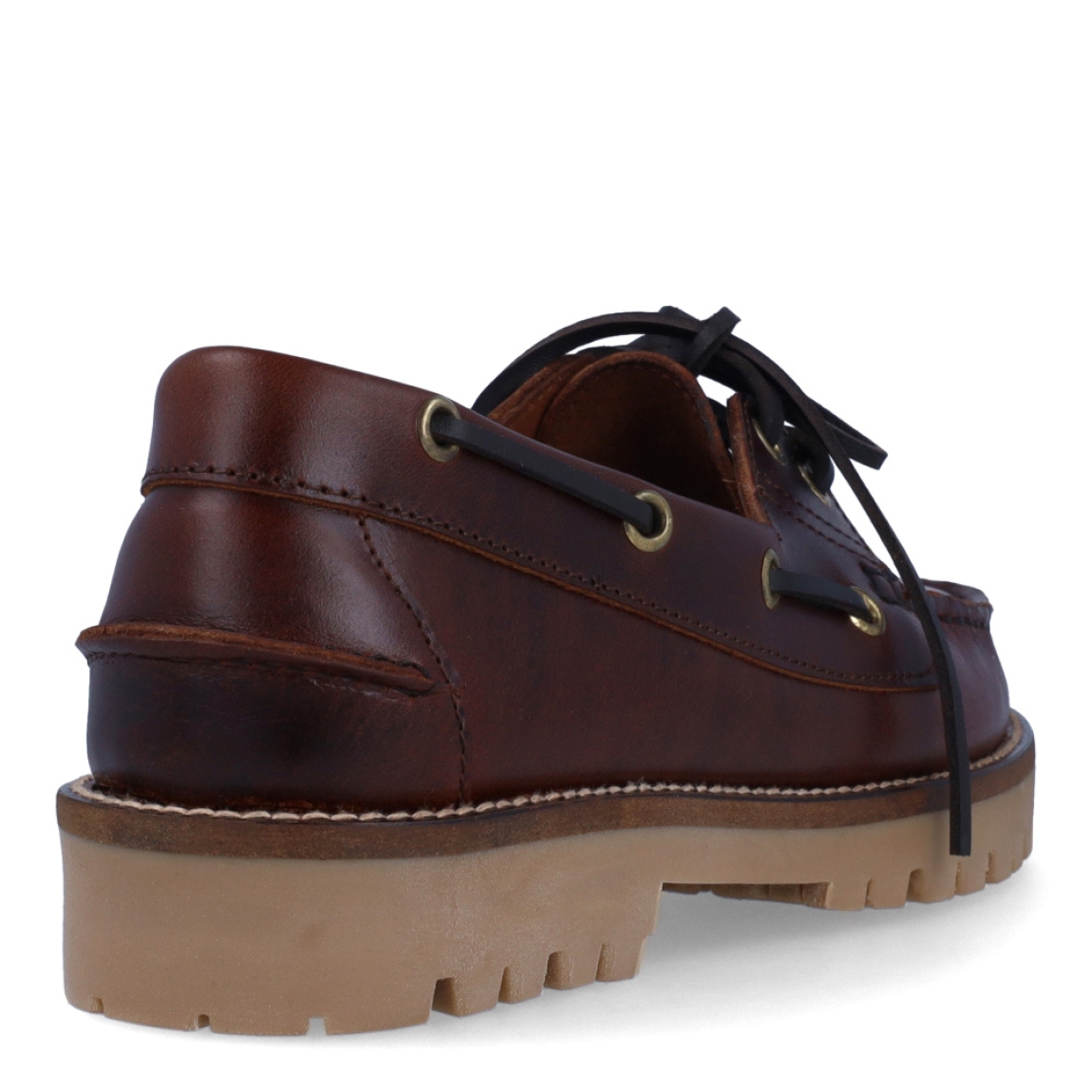 Naúticos de la marca Itse, modelo JACKSON. Exterior en piel color marrón con punta redonda. Interior en piel marrón. Cierre de náuticos con cordones y suela plana de goma. Estos náuticos Itse JACKSON, son un complemento clásico, ideal para crear diferentes looks!