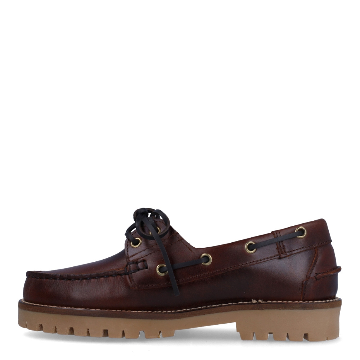 Naúticos de la marca Itse, modelo JACKSON. Exterior en piel color marrón con punta redonda. Interior en piel marrón. Cierre de náuticos con cordones y suela plana de goma. Estos náuticos Itse JACKSON, son un complemento clásico, ideal para crear diferentes looks!