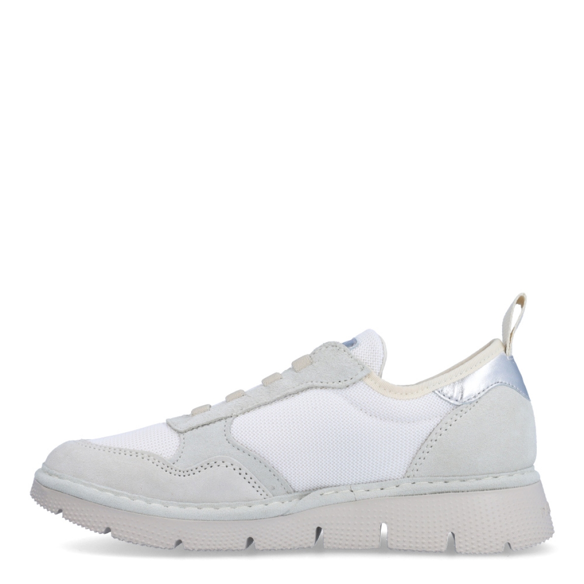 Deportivas de la marca Panchic, modelo P16. Exterior de las deportivas en naylon color blanco. Interior de las deportivas en textil de color beig. Cierre de las deportivas Panchic con cordones elácticos color beig. Plantilla acolchada y extraíble para máxima comodidad. Puntera de las deportivas de ante. Cuña de las deportivas Panchic de 3cm de altura. Estas deportivas Panchic P16, son un complementio indispensable y clásico en tu armario.