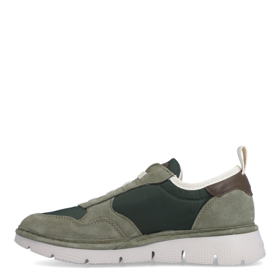 Deportivas de la marca Panchic, modelo P16. Exterior de las deportivas en naylon color verde. Interior de las deportivas en textil de color beig. Cierre de las deportivas Panchic con cordones elácticos color beig. Plantilla acolchada y extraíble para máxima comodidad. Puntera de las deportivas de ante. Cuña de las deportivas Panchic de 3cm de altura. Estas deportivas Panchic P16, son un complementio indispensable y clásico en tu armario.