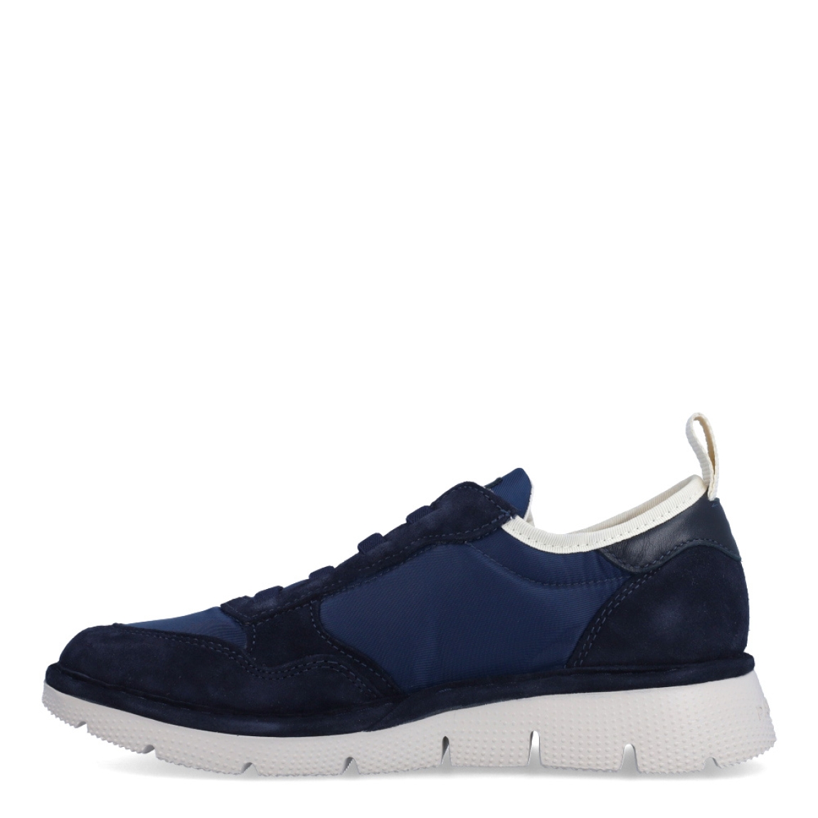Deportivas de la marca Panchic, modelo P16. Exterior de las deportivas en naylon color azul. Interior de las deportivas en textil de color beig. Cierre de las deportivas Panchic con cordones elácticos color azul. Plantilla acolchada y extraíble para máxima comodidad. Puntera de las deportivas de ante. Cuña de las deportivas Panchic de 3cm de altura. Estas deportivas Panchic P16, son un complementio indispensable y clásico en tu armario.