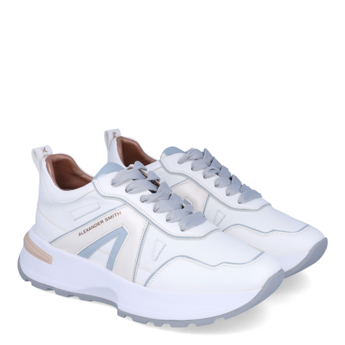 Deportivas de la marca Alexander Smith, modelo LIVERPOOL. Exterior de las deportivas en piel color blanco con detalle en gris. Interior de las deportivas en piel color camel. Cierre de las Alexander Smith con cordones y cuña de 4cm de altura. Estas deportivas Alexander Smith LIVERPOOL son unas clásicas que no te pueden faltar, te darán un estilo y comodidad única en tu día a día.