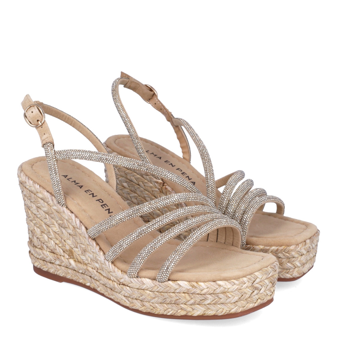 Sandalias de la marca Alma en Pena, modelo KINA. Exterior de las sandalias en ante color camel con tiras brillantes en pala. Interior de las sandalias en ante color taupe. Cierre de las sandalias Alma en Pena con hebilla y cuña de 9cm de altura. Estas sandalias Alma en Pena KINA tienen el diseño que necesitas para destacar tus looks con elegancia y comodidad. No puede faltar en el armario.