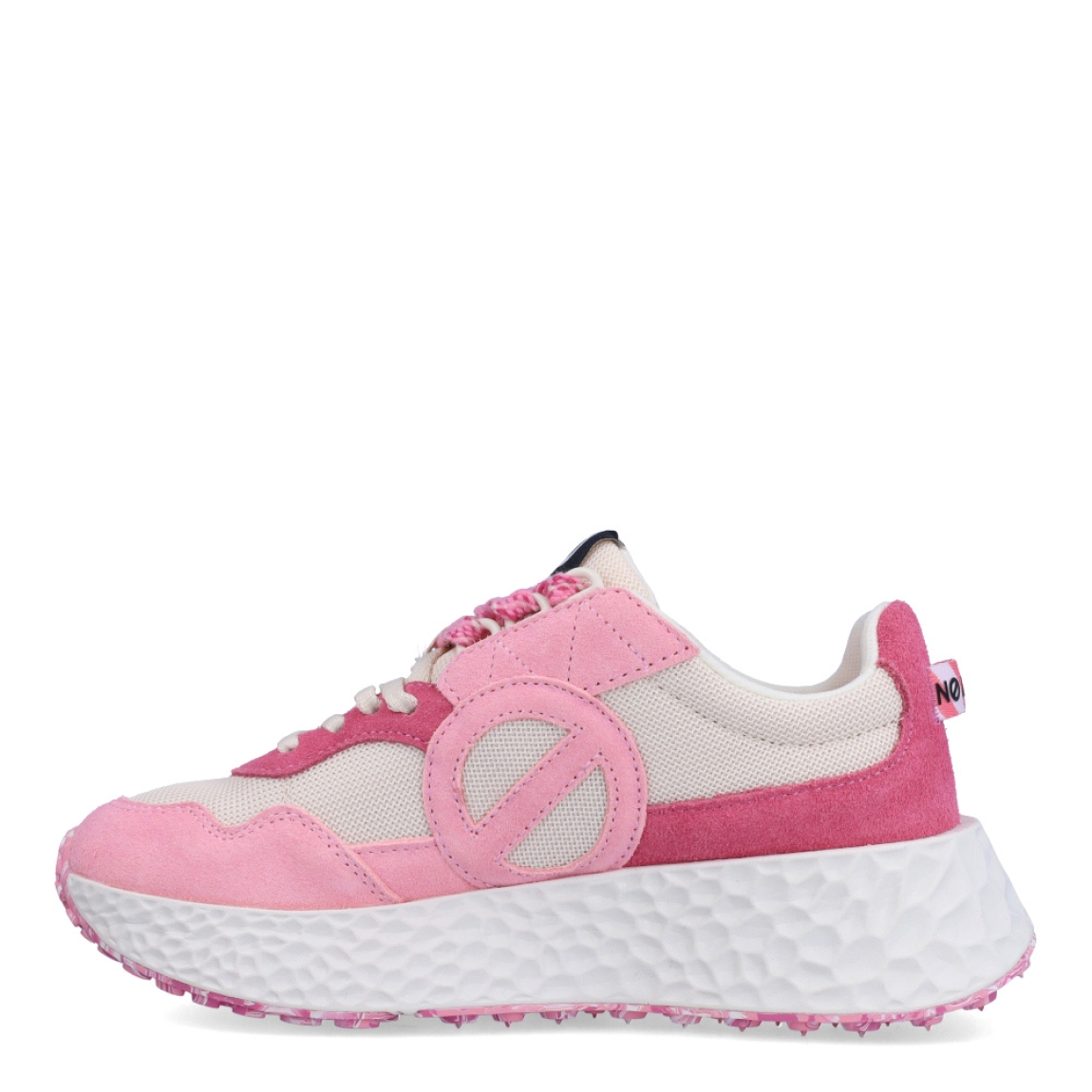 Deportivas de la marca No Name, modelo CARTER MILKSHAK. Exterior en naylon color rosa con detalles en blanco. Interior en piel color blanco. Cierre de las deportivas No Name con cordones y una suela de goma con cuña de 4cm de altura. Estas deportivas No Name CARTER MILKSHAK son unas clásicas, ideales para esta temporada!