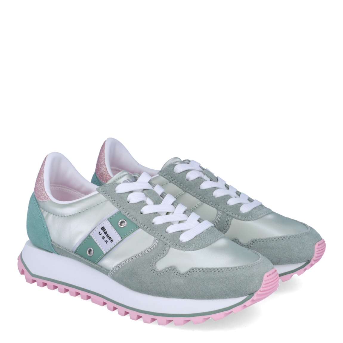 Deportivas de la marca Blauer, modelo MILLEN. Exterior de las deportivas en ante color verde. Interior de las deportivas en piel color blanco. Cierre de las deportivas con cordones color blanco. Deportivas con suela dentada de goma de 3cm de plataforma. Logo Blauer en el lateral exterior de la deportiva. Este modelo MILLEN de Blauer es ideal para tu comodidad del día a día!