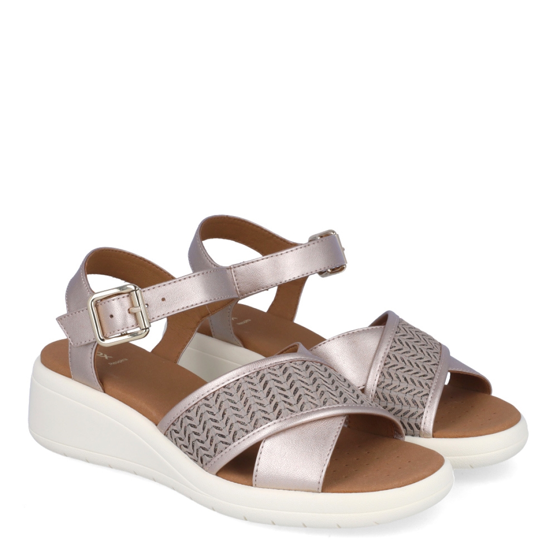 Sandalias de la marca Geox, modelo LUISA. Exterior en piel color platino con aplicaciones en brillantes en pala. Interior en piel color camel. Cierre de sandalias Geox con hebilla en tobillo. Suela de goma y cuña de 4cm de altura. Estas sandalias Geox LUISA son ideales en comodidad, perfectas para lucir en tu día a día!