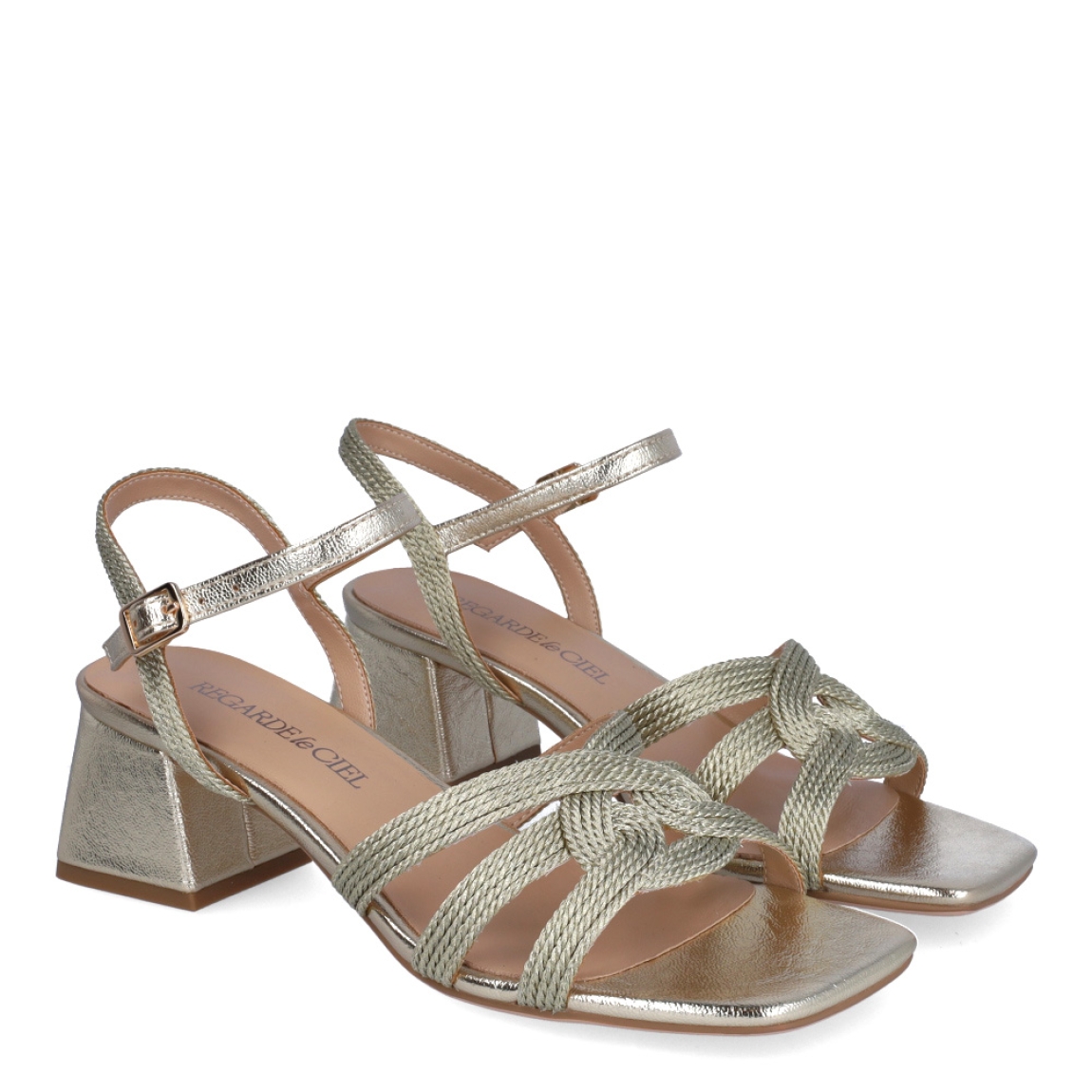 Sandalias de la marca Regarde Le Ciel, modelo AMALIA. Exterior en piel color platino con puntera plana. Interior en piel color nude. Cierre de sandalias Regarde Le Ciel con hebilla en tobillo y tacón de 4cm de altura. Estas sandalias Regarde Le Ciel AMALIA son unas clásicas, ideales para estilizar tus looks!