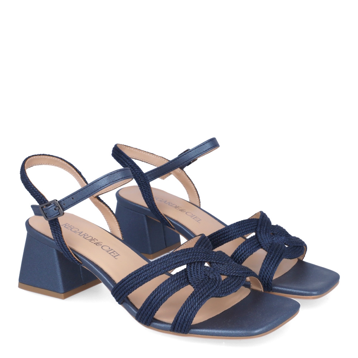 Sandalias de la marca Regarde Le Ciel, modelo AMALIA. Exterior en piel color azul con puntera plana. Interior en piel color nude. Cierre de sandalias Regarde Le Ciel con hebilla en tobillo y tacón de 4cm de altura. Estas sandalias Regarde Le Ciel AMALIA son unas clásicas, ideales para estilizar tus looks!