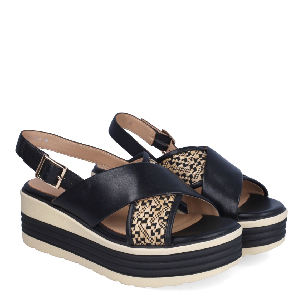 Sandalias de la marca Regarde Le Ciel, modelo SHEYLA. Exterior en piel color negro, con pala cruzada y estampado. Interior en piel color nude. Cierre de sandalias Regarde Le Ciel con hebilla en tobillo y cuña de 6cm de altura. Estas sandalias Regarde Le Ciel SHEYLA es un complemento clásico de temporada, ideal para tu día a día!