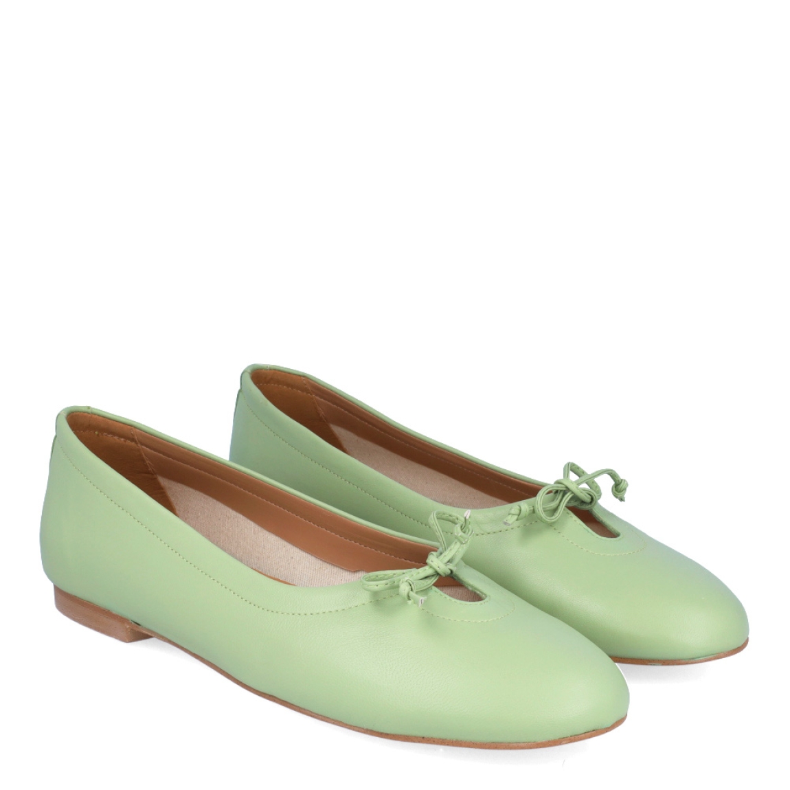 Bailarinas de la marca Itse, modelo PINA. Exterior en piel color verde con detalla de lazo en pala. Interior en piel color camel. Bailarinas con suela de goma plana. Estas bailarinas Itse PINA son un complemento ideal para lucir con comodidad y estilo tus looks de temporada!
