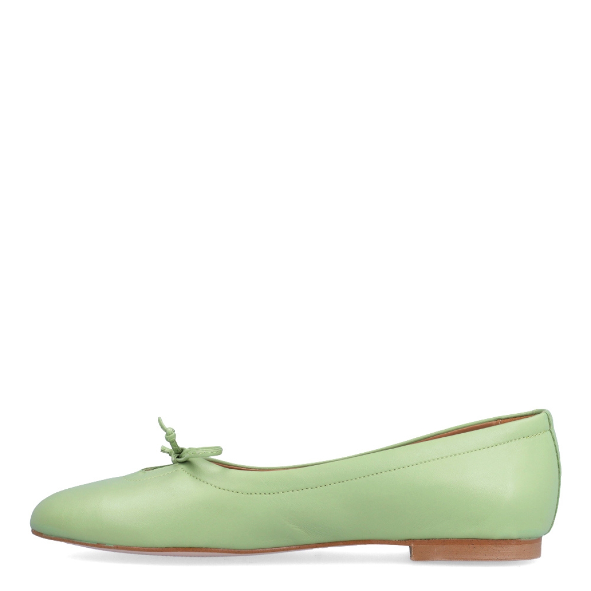 Bailarinas de la marca Itse, modelo PINA. Exterior en piel color verde con detalla de lazo en pala. Interior en piel color camel. Bailarinas con suela de goma plana. Estas bailarinas Itse PINA son un complemento ideal para lucir con comodidad y estilo tus looks de temporada!