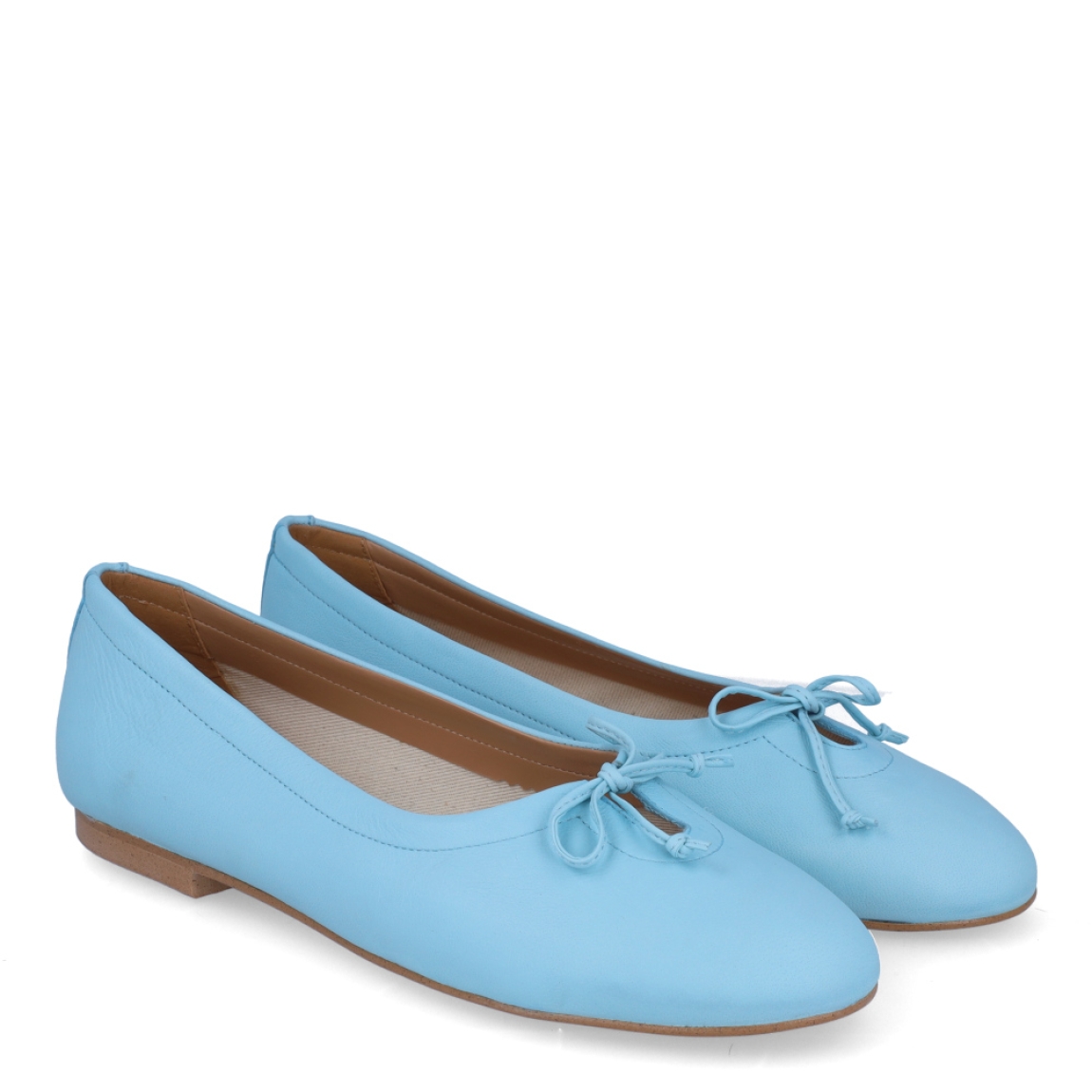 Bailarinas de la marca Itse, modelo PINA. Exterior en piel color azul con detalla de lazo en pala. Interior en piel color camel. Bailarinas con suela de goma plana. Estas bailarinas Itse PINA son un complemento ideal para lucir con comodidad y estilo tus looks de temporada!