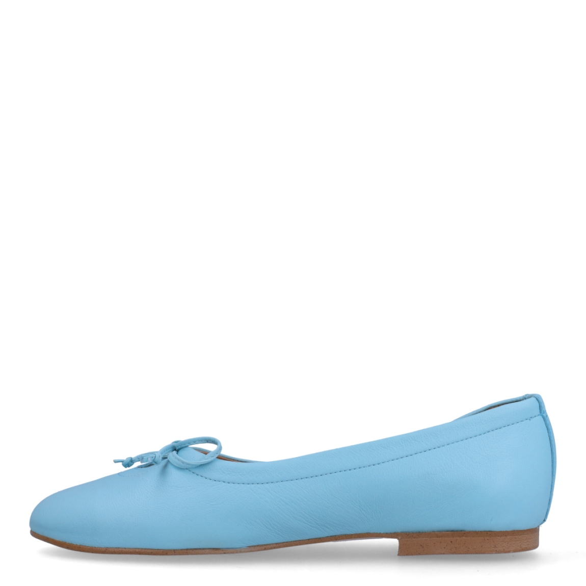 Bailarinas de la marca Itse, modelo PINA. Exterior en piel color azul con detalla de lazo en pala. Interior en piel color camel. Bailarinas con suela de goma plana. Estas bailarinas Itse PINA son un complemento ideal para lucir con comodidad y estilo tus looks de temporada!