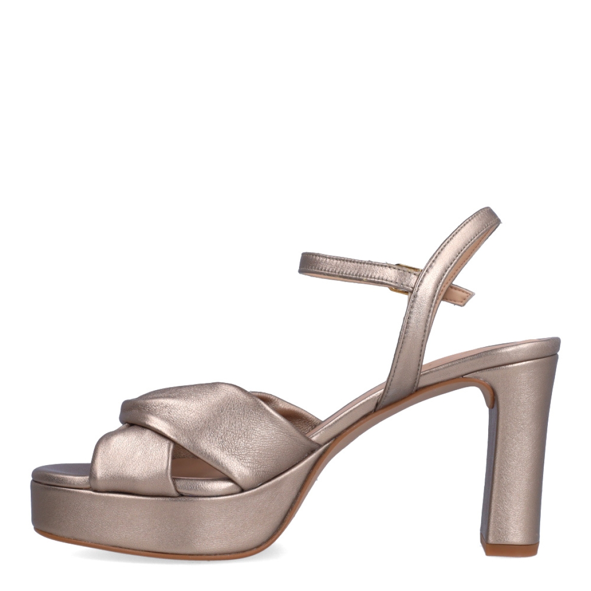 Sandalias de la marca Unisa, modelo ONOA. Exterior en piel color platino con pala cruzada. Interior en piel color nude. Cierre de sandalias Unisa con hebilla en tobillo y un tacón de 8cm de altura. Estas sandalias Unisa ONOA son un complemento clásico e ideal para lucir tus looks de esta temporada!