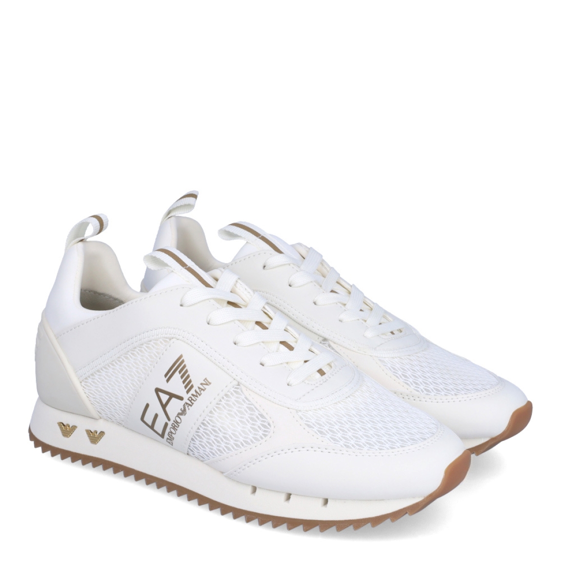 Deportivas de la marca Armani Exchange, modelo EA7. Exterior en piel color blanco con efecto rejilla. Interior en textil blanco. Cierre con cordones y suela plana de goma. Estas deportivas Armani Exchange EA7 son unas clásicas, ideales para combinarla con diferentes looks y gozar de una comodidad única!