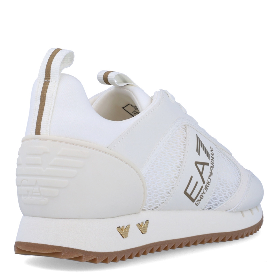 Deportivas de la marca Armani Exchange, modelo EA7. Exterior en piel color blanco con efecto rejilla. Interior en textil blanco. Cierre con cordones y suela plana de goma. Estas deportivas Armani Exchange EA7 son unas clásicas, ideales para combinarla con diferentes looks y gozar de una comodidad única!