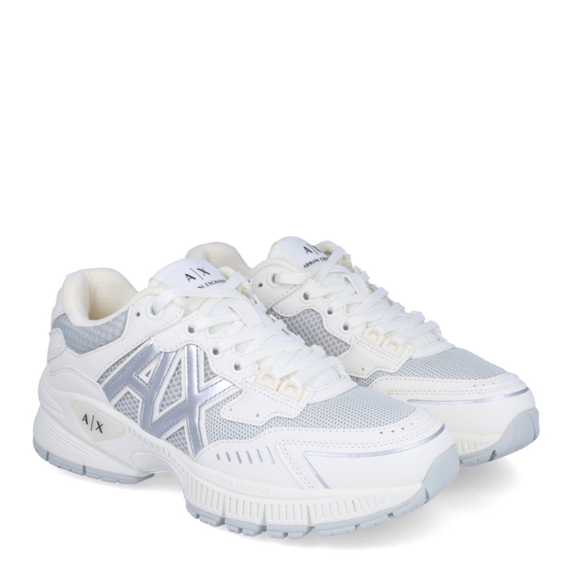 Deportivas de la marca Armani Exchange, modelo XDX. Exterior en piel color blanco con efecto rejilla y detalles en plateado. Interior en textil color blanco. Cierre de las deportivas Armani Exchange con cordones y suela con cuña de 3cm de altura. Estas deportivas Armani Exchange XDX son unas clásicas, ideales para crear diferentes looks!
