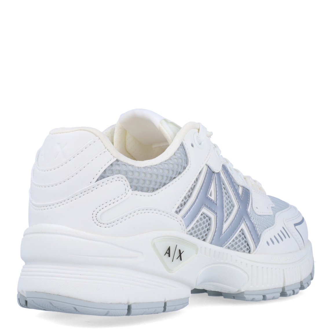 Deportivas de la marca Armani Exchange, modelo XDX. Exterior en piel color blanco con efecto rejilla y detalles en plateado. Interior en textil color blanco. Cierre de las deportivas Armani Exchange con cordones y suela con cuña de 3cm de altura. Estas deportivas Armani Exchange XDX son unas clásicas, ideales para crear diferentes looks!