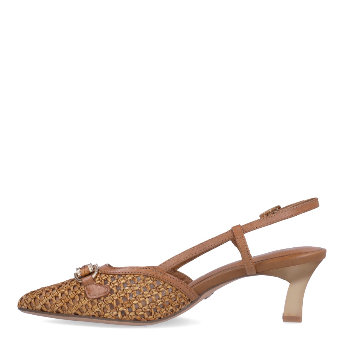 Salones destalonados de la marca Tamaris, modelo ELIM. Exterior en piel trenzada color marrón con detalle en pala y punta lápiz. Interior en piel color camel. Cierre de salones con hebilla en tobillo y tacón de 4cm de altura. Estos salones Tamaris ELIM son un complemento que estilizará tus looks de esta temporada, no te pueden faltar en el armario!