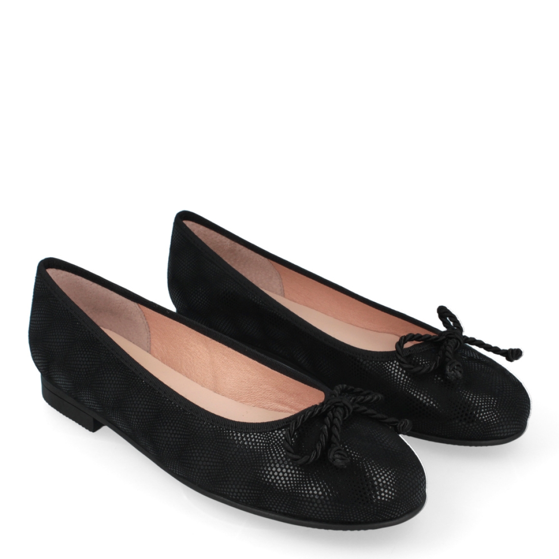 Manoletina de la marca Munné, modelo Molly. Exterior de la manoletina de piel de color negro, decorada con un lazo en la pala. Interior de la manoletina de piel de color nude. Manoletina con plantilla acolchada para garantizar la máxima comodidad. La manoletina Molly de Munné es ideal para el día a día, un zapato cómodo y versátil.