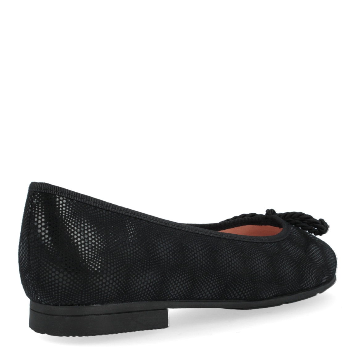 Manoletina de la marca Munné, modelo Molly. Exterior de la manoletina de piel de color negro, decorada con un lazo en la pala. Interior de la manoletina de piel de color nude. Manoletina con plantilla acolchada para garantizar la máxima comodidad. La manoletina Molly de Munné es ideal para el día a día, un zapato cómodo y versátil.