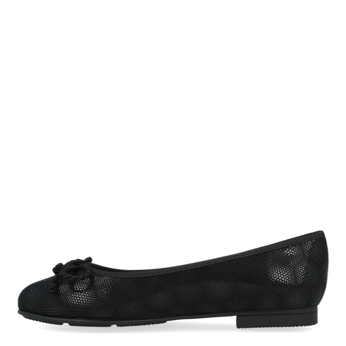 Manoletina de la marca Munné, modelo Molly. Exterior de la manoletina de piel de color negro, decorada con un lazo en la pala. Interior de la manoletina de piel de color nude. Manoletina con plantilla acolchada para garantizar la máxima comodidad. La manoletina Molly de Munné es ideal para el día a día, un zapato cómodo y versátil.