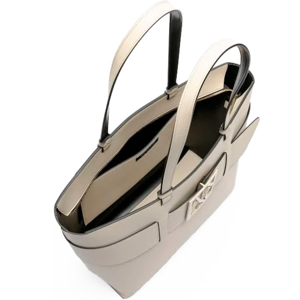 Bolso de la marca Armani Exchange, modelo NILA. Bolso shopper elaborado en piel color beig con logotipo de la marca en parte frontal. Interior sin forro con amplio espacio. Cierre con cremallera y doble asa. Medidas del bolso: alto 26cm y ancho 38cm. Este bolso Armani Exchange NILA es un complemento ideal para combinar y resaltar tus looks de temporada.