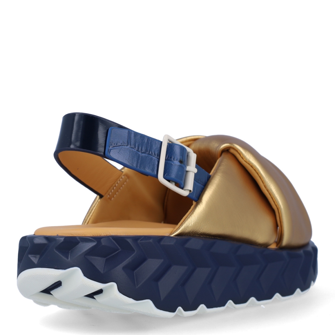 Sandalias de la marca 4CCCCEES, modelo JABARA. Exterior de las sandalias en piel color oro con pala cruzada. Interior de las sandalias en piel color camel. Cierre con hebilla en el tobillo color negro. Sandalias 4CCCCEES con cuña de 3cm de altura con diseño ondulado color negro. Estas sandalias 4CCCCEES JABARA tiene el diseño perfecto entre originalidad y ligereza que te acompañará en tu día a día en esta temporada.