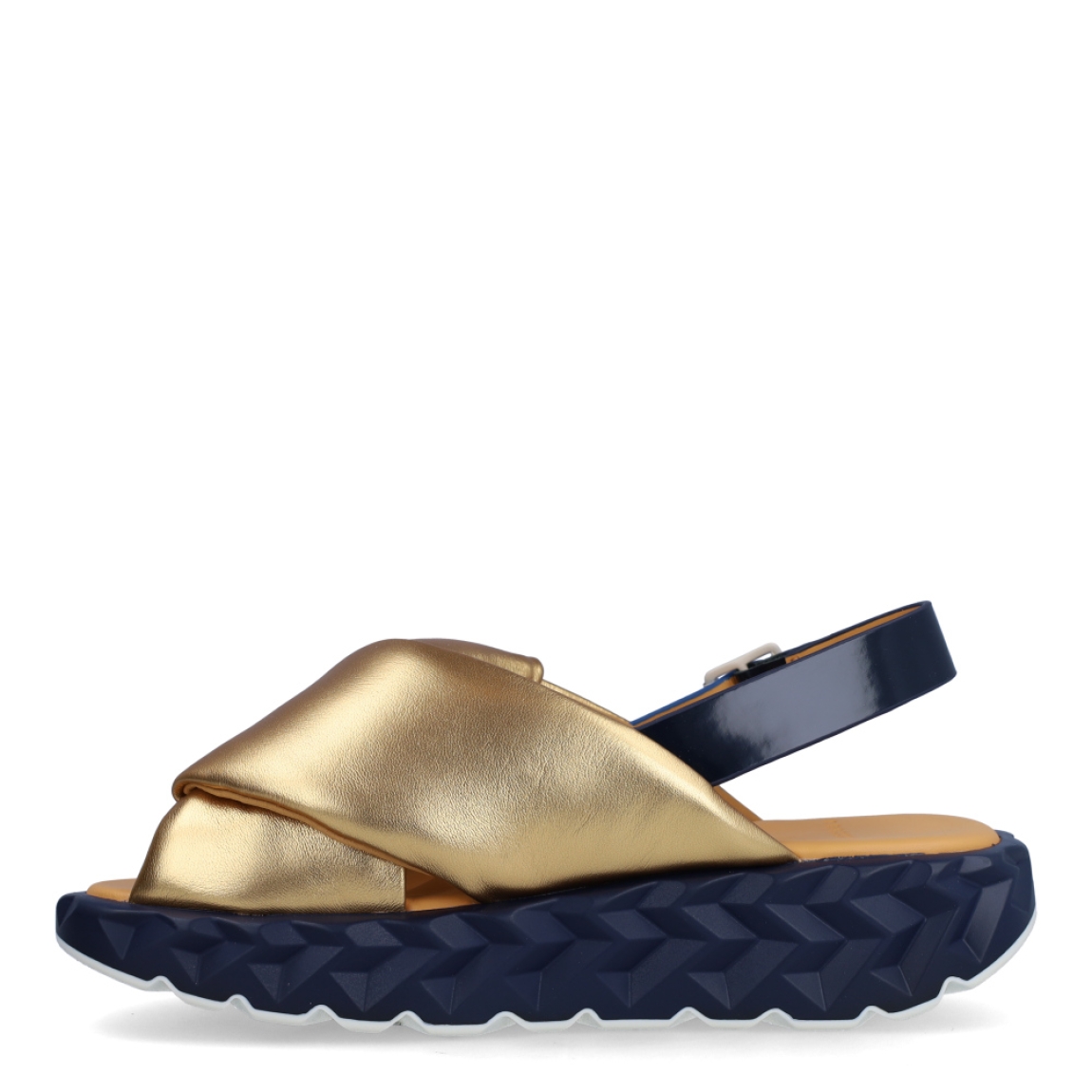 Sandalias de la marca 4CCCCEES, modelo JABARA. Exterior de las sandalias en piel color oro con pala cruzada. Interior de las sandalias en piel color camel. Cierre con hebilla en el tobillo color negro. Sandalias 4CCCCEES con cuña de 3cm de altura con diseño ondulado color negro. Estas sandalias 4CCCCEES JABARA tiene el diseño perfecto entre originalidad y ligereza que te acompañará en tu día a día en esta temporada.