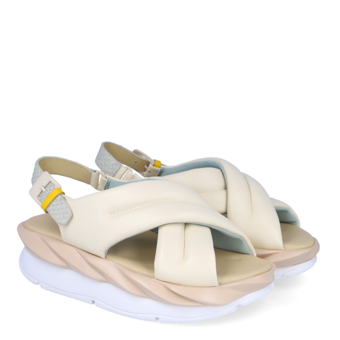 Sandalias de la marca 4CCCCEES, modelo MELLOW. Exterior de las sandalias en piel color blanco y pala cruzada. Interior de las sandalias en piel color beig. Cierre con hebilla en el tobillo color gris. Sandalias 4CCCCEES con plataforma de 4cm de altura con diseño ondulado color blanco y rosa. Estas sandalias 4CCCCEES MELLOW tiene el diseño perfecto entre originalidad y ligereza que te acompañará en tu día a día en esta temporada.