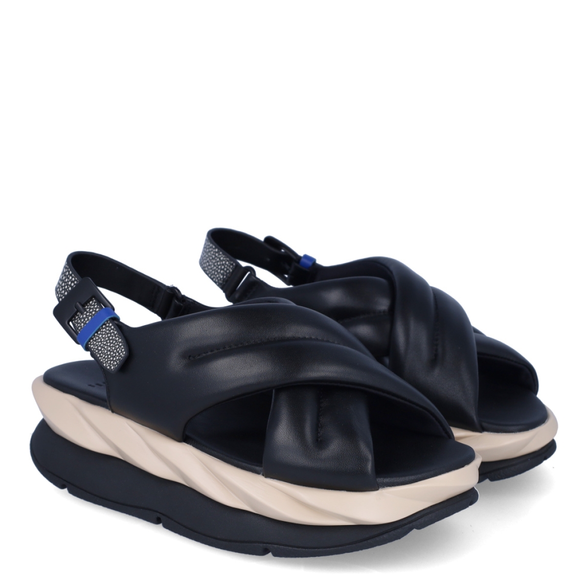 Sandalias de la marca 4CCCCEES, modelo MELLOW. Exterior de las sandalias en piel color negro con pala cruzada. Interior de las sandalias en piel color negro. Cierre con hebilla en el tobillo. Sandalias 4CCCCEES con plataforma de 4cm de altura con diseño ondulado color beig y negro. Estas sandalias 4CCCCEES MELLOW tiene el diseño perfecto entre originalidad y ligereza que te acompañará en tu día a día en esta temporada.