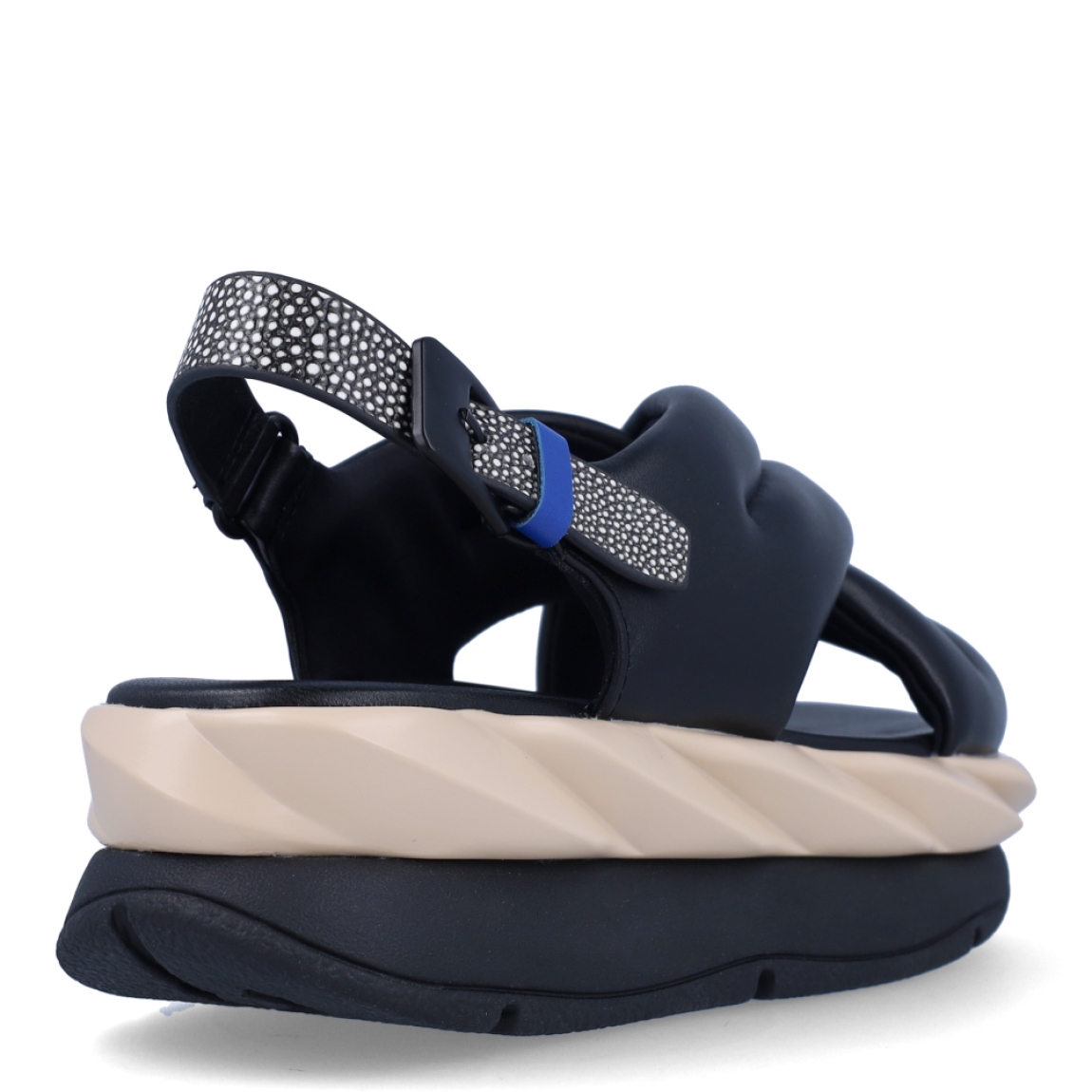 Sandalias de la marca 4CCCCEES, modelo MELLOW. Exterior de las sandalias en piel color negro con pala cruzada. Interior de las sandalias en piel color negro. Cierre con hebilla en el tobillo. Sandalias 4CCCCEES con plataforma de 4cm de altura con diseño ondulado color beig y negro. Estas sandalias 4CCCCEES MELLOW tiene el diseño perfecto entre originalidad y ligereza que te acompañará en tu día a día en esta temporada.