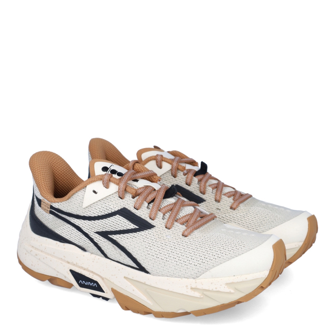 Deportivas de la marca Diadora, modelo SESTRIE. Exterior en naylon color beig con detalles en negro y camel. Interior en textil color camel, con plantilla acolchada y extraíble para máxima comodidad. Cierre con cordones de color camel. Suela de goma con cuña de 3cm de altura. Estas deportivas SESTRIE son unas clásicas ideales para llevar en tu día a día.