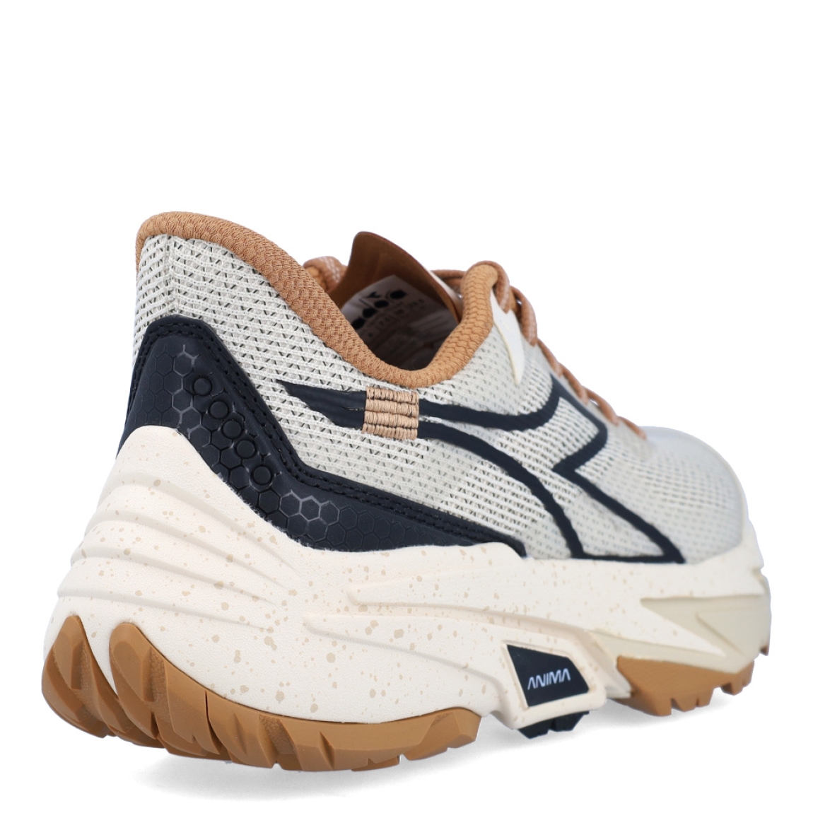 Deportivas de la marca Diadora, modelo SESTRIE. Exterior en naylon color beig con detalles en negro y camel. Interior en textil color camel, con plantilla acolchada y extraíble para máxima comodidad. Cierre con cordones de color camel. Suela de goma con cuña de 3cm de altura. Estas deportivas SESTRIE son unas clásicas ideales para llevar en tu día a día.