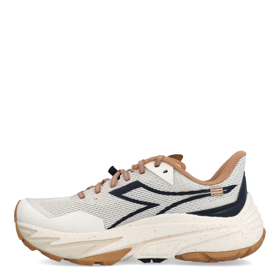 Deportivas de la marca Diadora, modelo SESTRIE. Exterior en naylon color beig con detalles en negro y camel. Interior en textil color camel, con plantilla acolchada y extraíble para máxima comodidad. Cierre con cordones de color camel. Suela de goma con cuña de 3cm de altura. Estas deportivas SESTRIE son unas clásicas ideales para llevar en tu día a día.