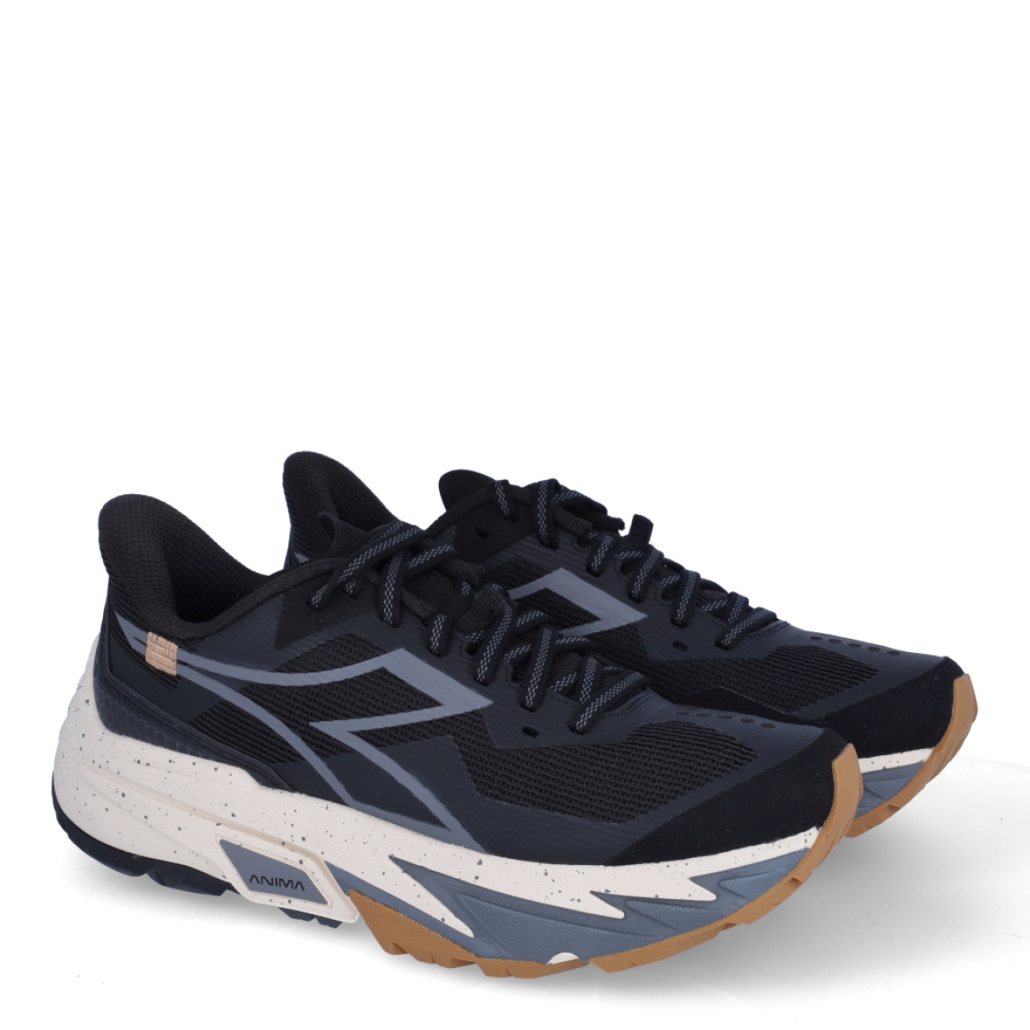 Deportivas de la marca Diadora, modelo SESTRIE. Exterior en naylon color negro con detalles en gris y blanco. Interior en textil color negro, con plantilla acolchada y extraíble para máxima comodidad. Cierre con cordones de color negro. Suela de goma con cuña de 3cm de altura. Estas deportivas SESTRIE son unas clásicas ideales para llevar en tu día a día.