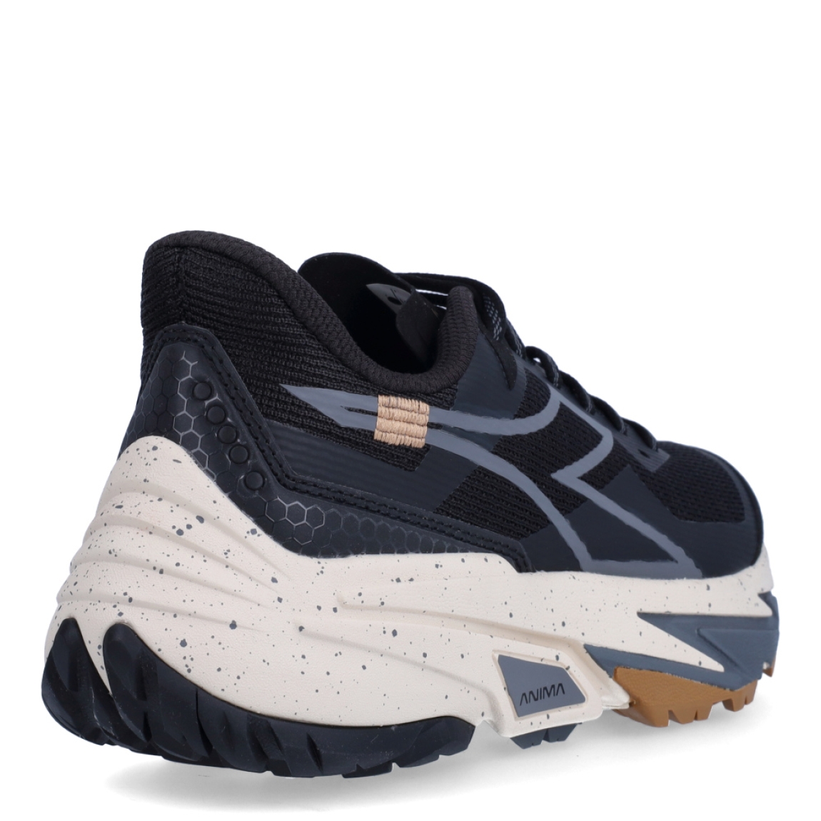 Deportivas de la marca Diadora, modelo SESTRIE. Exterior en naylon color negro con detalles en gris y blanco. Interior en textil color negro, con plantilla acolchada y extraíble para máxima comodidad. Cierre con cordones de color negro. Suela de goma con cuña de 3cm de altura. Estas deportivas SESTRIE son unas clásicas ideales para llevar en tu día a día.