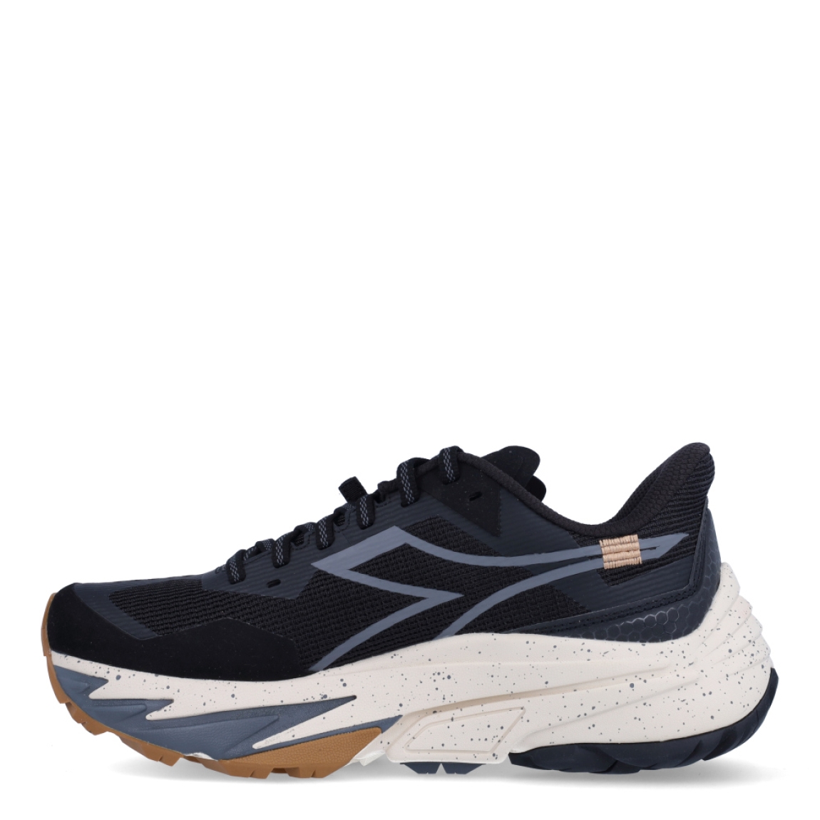 Deportivas de la marca Diadora, modelo SESTRIE. Exterior en naylon color negro con detalles en gris y blanco. Interior en textil color negro, con plantilla acolchada y extraíble para máxima comodidad. Cierre con cordones de color negro. Suela de goma con cuña de 3cm de altura. Estas deportivas SESTRIE son unas clásicas ideales para llevar en tu día a día.