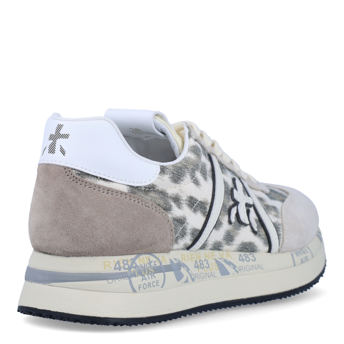 Deportiivas de la marca Premiata, modelo CONNY. Exterior de la deportivas en tela con estampado animal print de leopardo y ante color gris. Interior en piel color blanco. Cierre de las deportivas Premiata con cordones blanco. Deportivas con plataforma de 3cm de altura con detalle de estampado. Estas deportivas Premiata CONNY son la combinación perfecte entre lo clásico, cómodo y original. Será tu complemento perfecto para esta temporada!